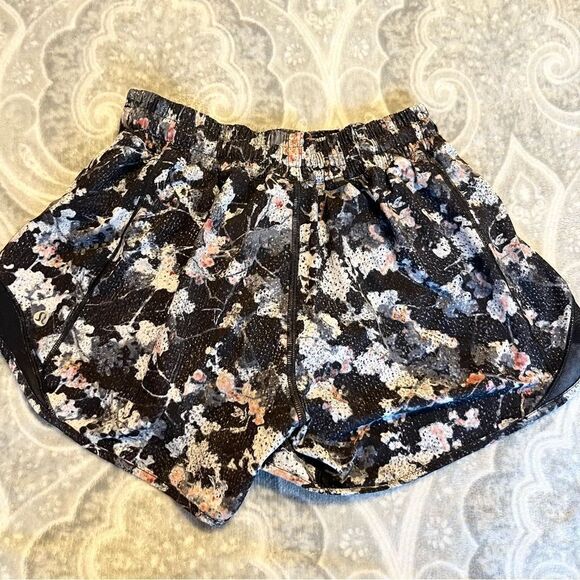 Lululemon Hotty Hot Short II Long 4"
Spring Bloom Multi / Black - Picture 7 of 8